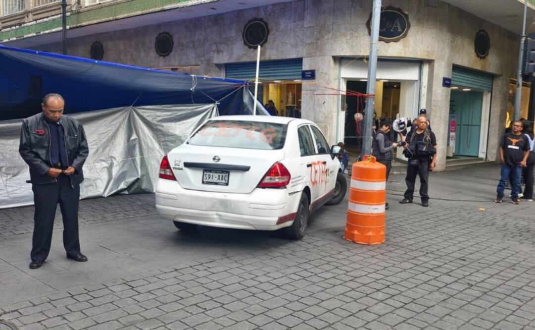 Integrantes de la CNTE llevaron un vehículo presuntamente robado de la Segob, al Zócalo tras las protestas en la Secretaría (04/06/2025). Foto: Especial