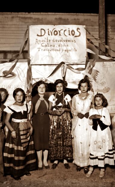 Un grupo de niñas juega en una kermés de 1925, atendiendo un puesto para divorcios. Su letrero decía “Aquí le devolvemos la calma, dicha, tranquilidad y apetito”, pues se sabía que las disoluciones conyugales fueron una verdadera salvación para miles de casados. Foto: Mediateca INAH.