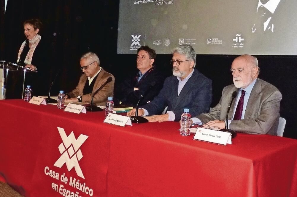 En el homenaje al escritor mexicano estuvieron (de izquierda a derecha) la embajadora Roberta Lajous, el periodista y escritor Juan Cruz y el director del Instituto Cervantes, Luis García Montero; Andrés Ordóñez y Carlos García Gual. (LUIS MÉNDEZ. EL UNI)