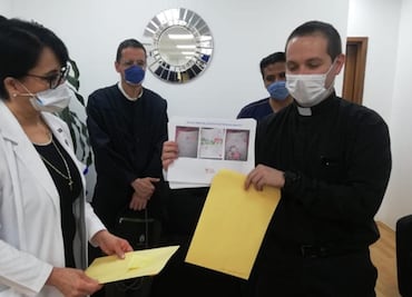 Sacerdotes visitan a pacientes con coronavirus del Hospital General de México