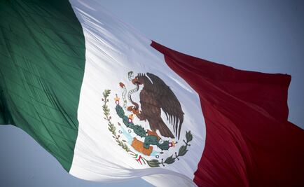 Incineran en el INE Bandera Nacional por deterioro natural