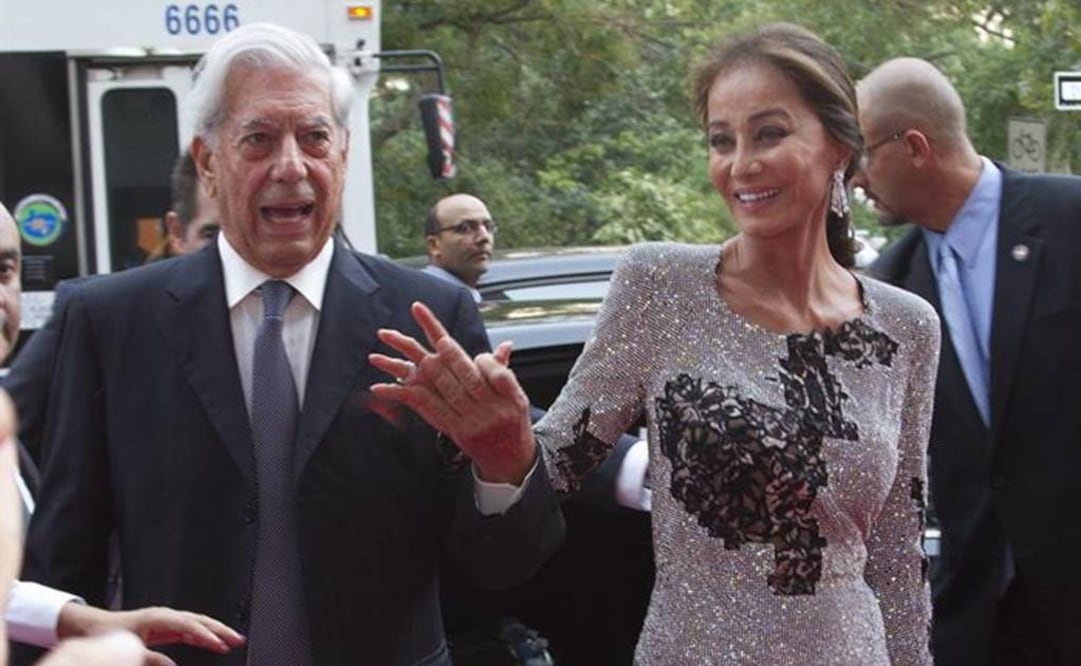 Como buena profesional de las relaciones públicas, la viuda de Miguel Boyer y exmujer de Carlos Falcó y Julio Iglesias estuvo sonriente y saludó al pública. FOTO: EFE.