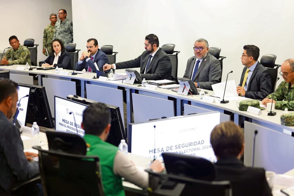 Autoridades estatales, del Ejército e integrantes de partidos políticos participaron en la mesa sobre seguridad en el proceso electoral. Foto Especial
