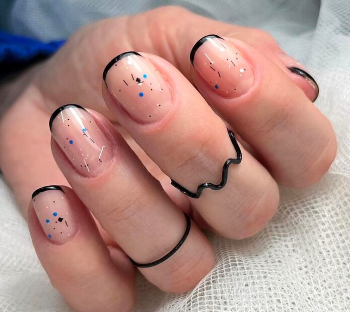 Uñas confeti. Foto: Instagram @italascloset