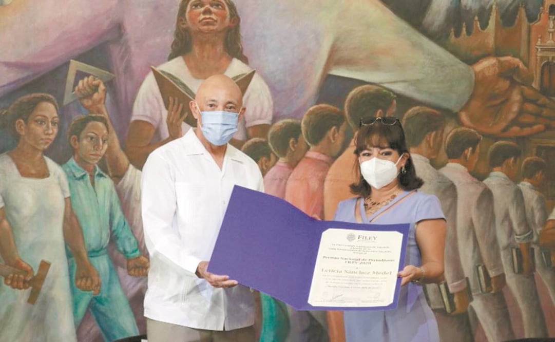 “Mi compromiso es con la verdad”, dijo Leticia Sánchez Medel al recibir el Premio del rector de la UADY, José de Jesús Williams. Foto: CORTESÍA UADY