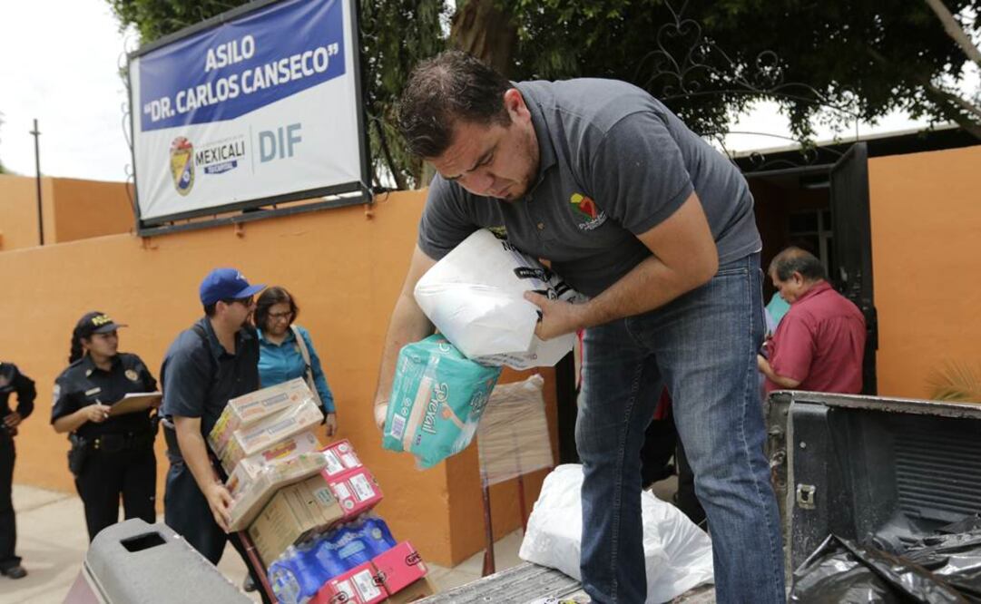 Donativos llegaron al asilo donde fueron trasladados los sobrevivientes y heridos del siniestro en Hermoso Atardecer (Foto: LUIS CORTÉS. EL UNIVERSAL)