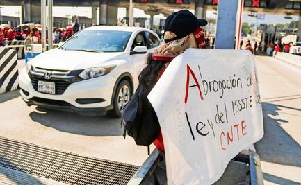 Maestros toman al menos siete casetas de cobro