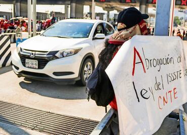 Maestros toman al menos siete casetas de cobro