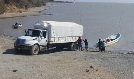 Surten 10 toneladas de víveres a Santa María del Mar, Oaxaca
