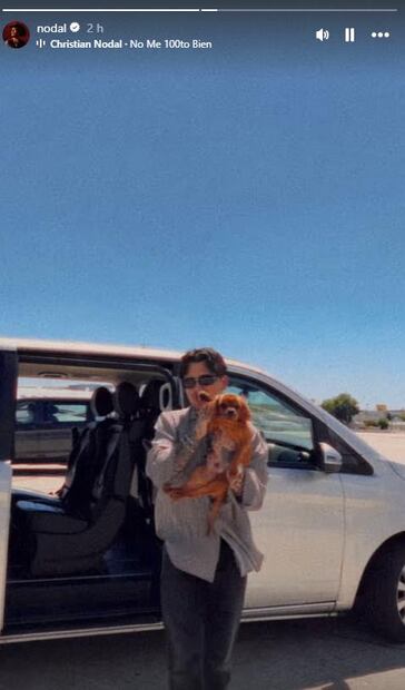Christian Nodal sale del auto y aborda su avión cargando a Chichí, su mascota.