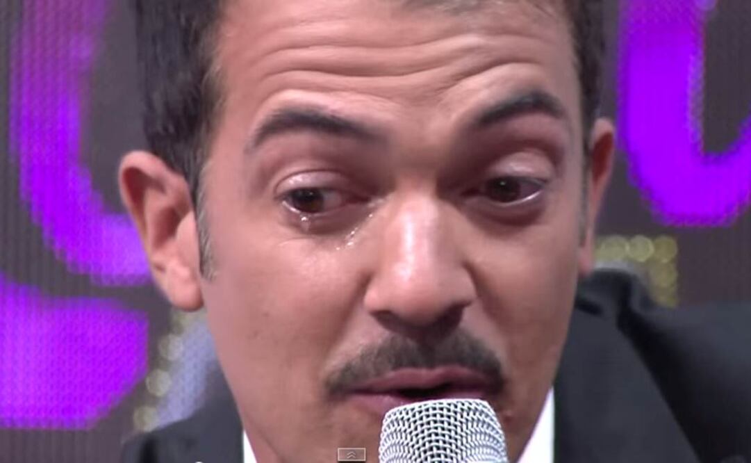 Acompañado de sus padres, del Solar no pudo contener las lágrimas luego de escuchar el tema "Aprender a volar" de Patricia Sosa, canción favorita del actor. FOTO:Especial