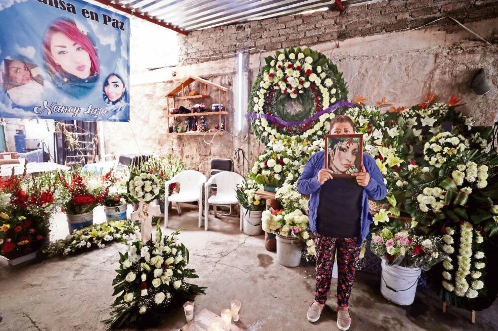 María del Carmen dijo que “no quiero ir al lugar donde dicen que la encontraron porque no quiero saber nada de eso, de todos modos mi hija ya no está, pase lo que pase ya no está. (ALEJANDRA LEYVA. EL UNIVERSAL y Cortesía Familia Lara)