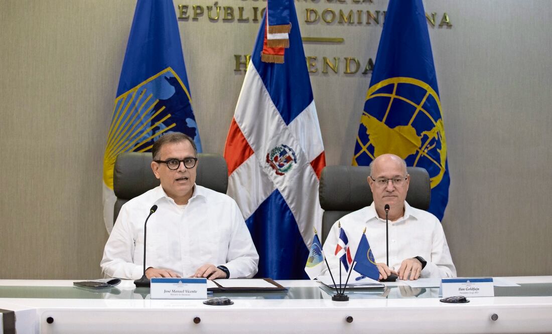 El ministro de Hacienda, José Manuel Vicente (izq.), y el presidente del BID, Ilan Goldfajn, durante una conferencia en Santo Domingo. Foto: Orlando Barría | EFE