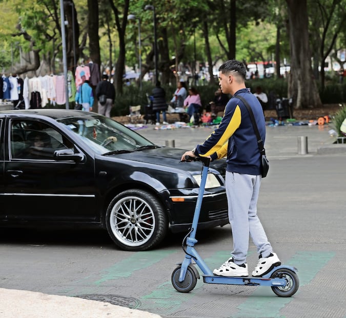 Usuarios de scooters no portan casco para circular e incluso lo hacen por la ciclovía y en sentido contrario. Foto: Fernanda Rojas / EL UNIVERSAL