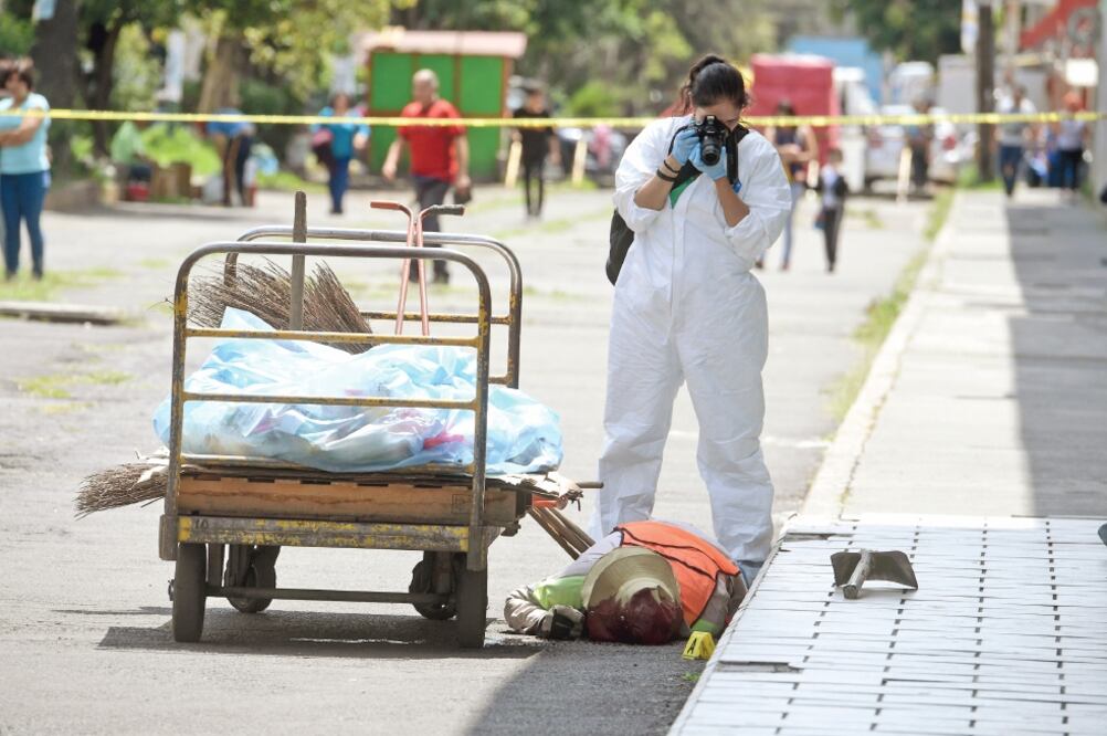 Presumen ajuste de cuentas. El cuerpo del trabajador quedó tendido en las avenidas 11 y Tláhuac, colonia Lomas Estrella, en Iztapalapa. Foto: FRANCISCO RODRÍGUEZ. EL UNIVERSAL