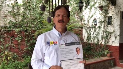 Romero Hicks critica los certificados de compromisos de Meade