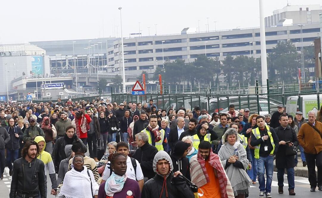 Cientos de personas fueron desalojadas del aeropuerto de Bruselas. Foto: Xinhua