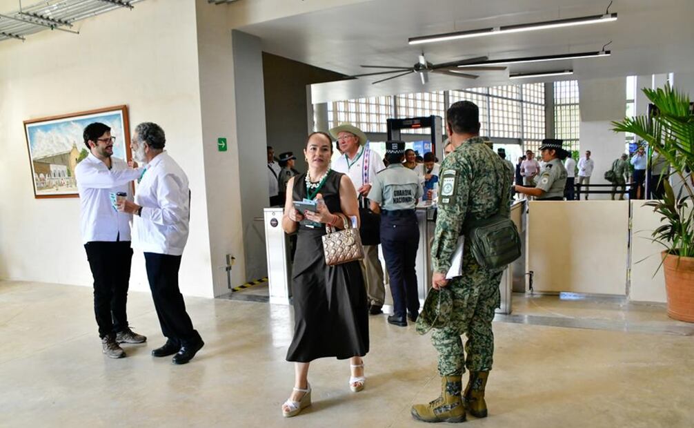 El convoy del Tren Maya en el que viaja el presidente López Obrador hace una parada en la estación de Teya. Foto: Especial