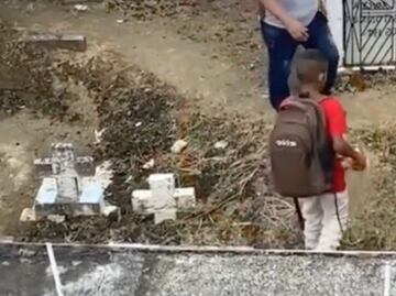 Niño visita la tumba de su mamá y su reacción te hará llorar