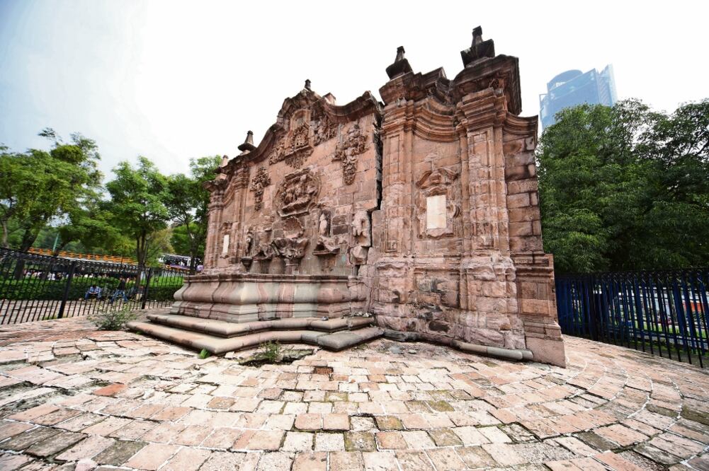 A la salida del Metro Chapultepec, la fuente virreinal se encuentra olvidada. Ahora, el gobierno capitalino busca rehabilitarla y reubicarla dentro de la plaza que construirá como parte del nuevo CETRAM (BERENICE FREGOSO. EL UNIVERSAL)