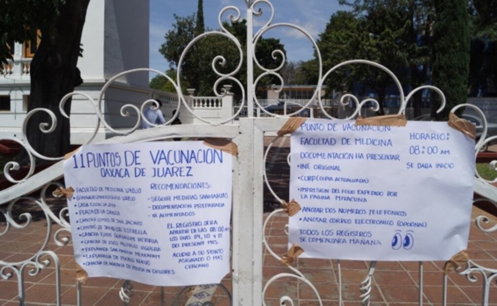 Adultos mayores hacen fila de más de 20 horas para recibir vacuna antiCovid-19 en Oaxaca