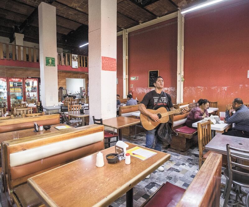 Fondas como Mamá Rosita en el centro de la capital, que en días normales lucen repletas, atienden hoy a pocos clientes debido a la pandemia. FOTOS: GERMÁN ESPINOSA. EL UNIVERSAL