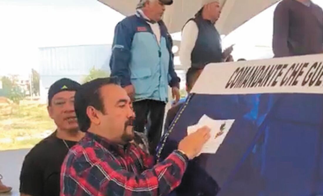 Ayer, el gobierno municipal de Valle de Chalco comenzó a colocar calcomanías a las unidades de la Coalición de Organizaciones de Mototaxis. Foto: ESPECIAL