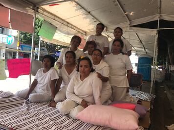 Con miel y agua, enfermeras en huelga celebran Día de las Madres en Chiapas