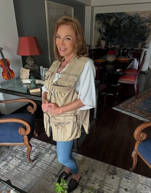 Laura Flores  se pone el chaleco de cobertura de guerras de su novio Lalo Salazar.