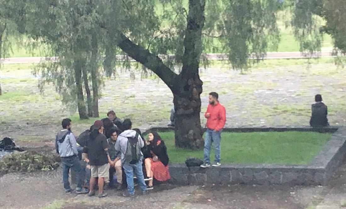 A metros de la Torre de Rectoría, en las Islas, jóvenes se reúnen para comprar y consumir marihuana sin restricción. En los alrededores no se percibe la presencia de elementos de seguridad de la institución. (EL UNIVERSAL)