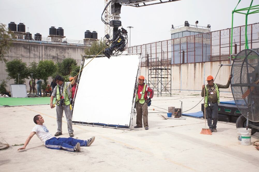 Muchos de los extras que aparecen en el filme son presos de Santa Martha y se les pagó el salario mínimo. (AMIR GALVÁN. LA 4A. COMPAÑÍA)