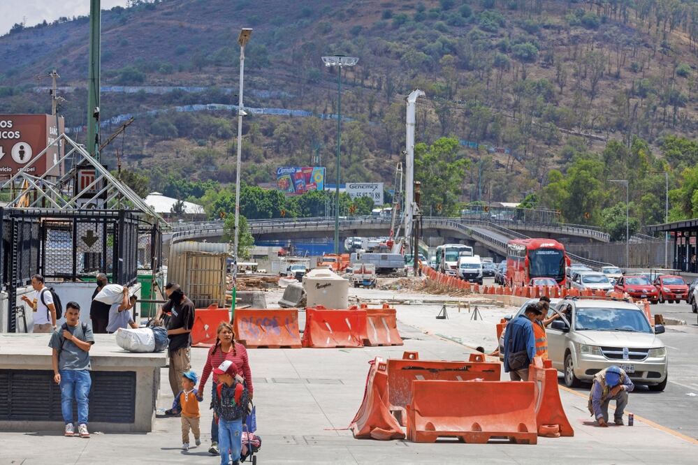 Trabajadores continúan con las obras para conectar los accesos del Metrobús, Mexibús y Metro, con el Cablebús. Foto: de Yaretzy M. Osnaya. El Universal