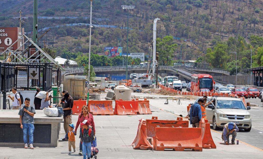 Trabajadores continúan con las obras para conectar los accesos del Metrobús, Mexibús y Metro, con el Cablebús. Foto: de Yaretzy M. Osnaya. El Universal