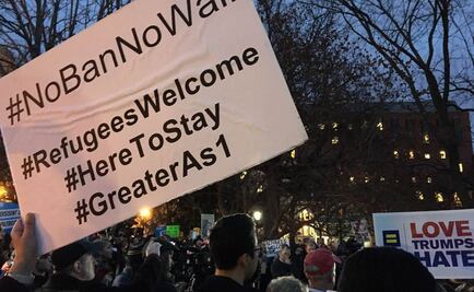 Decenas de personas protestan frente a la Casa Blanca por el veto de Trump