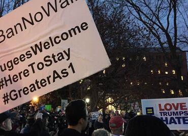 Decenas de personas protestan frente a la Casa Blanca por el veto de Trump
