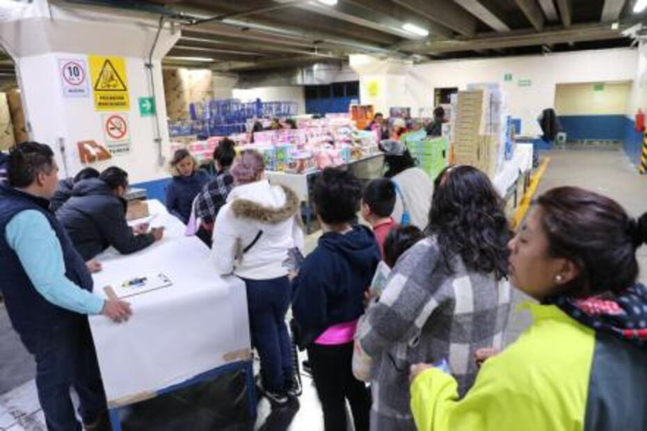 Reyes Magos dan regalos a hijos de voceadores de EL UNIVERSAL