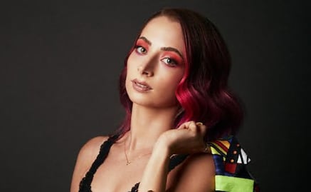 YosStop teje en la cárcel, le hace una bufanda a su novio