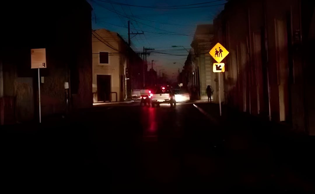 Vecinos bloquean vialidad en Mérida, Yucatán; apagones dejan sin servicio cinco rutas de transporte
Foto: Especial.