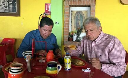 ​Tras gira por Sudamérica, AMLO desayuna gorditas en Zacatecas