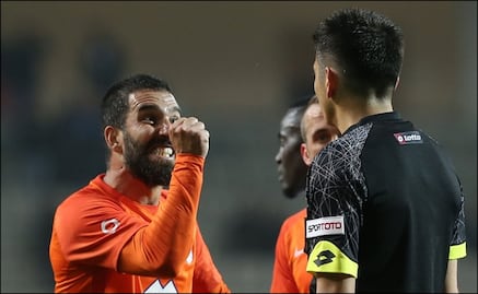Arda Turan es expulsado por empujar al árbitro