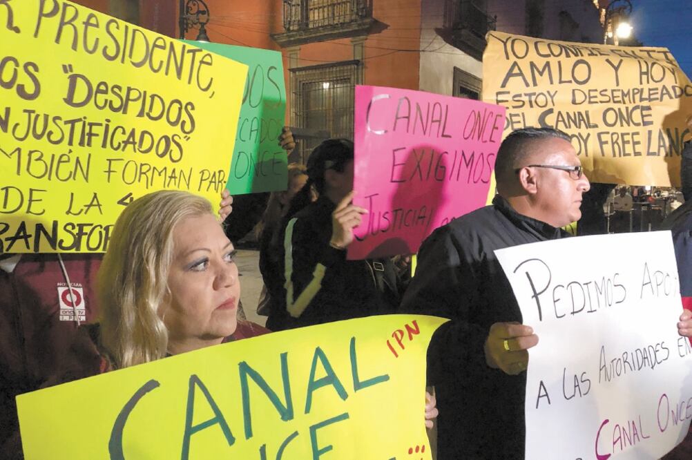 Los extrabajadores se manifestaron ayer en Palacio Nacional. Foto: GUILLERMO GRANADOS. NOTIMEX 