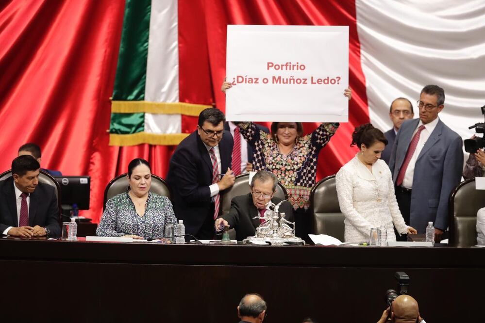 La senadora Xóchitl Gálvez encabezó la protesta al colocarse detrás del presidente de la Cámara de Diputados, Porfirio Muñoz Ledo / Iván Stephens. EL UNIVERSAL