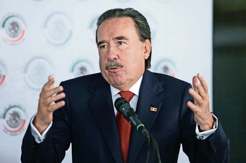 Emilio Gamboa, coordinador del PRI en el Senado, dice que en estos momentos es más importante su labor en la Cámara Alta que en el partido (ARCHIVO EL UNIVERSAL)