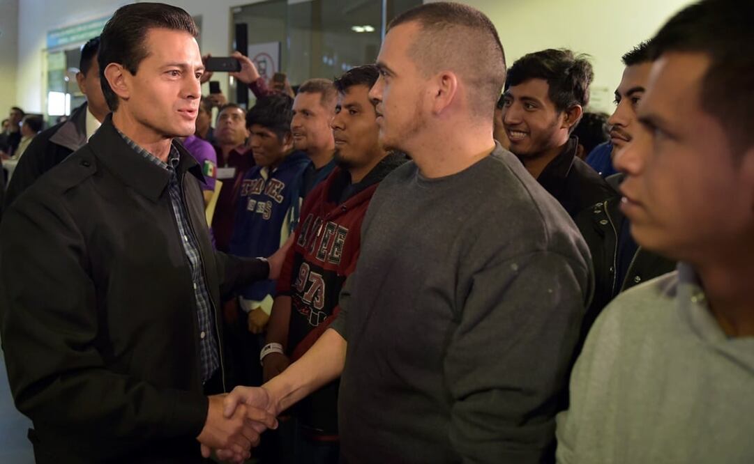 El Mandatario recibió en el Aeropuerto Internacional de la Ciudad de México a 135 connacionales repatriados de Estados Unidos. /Especial - Presidencia de la República