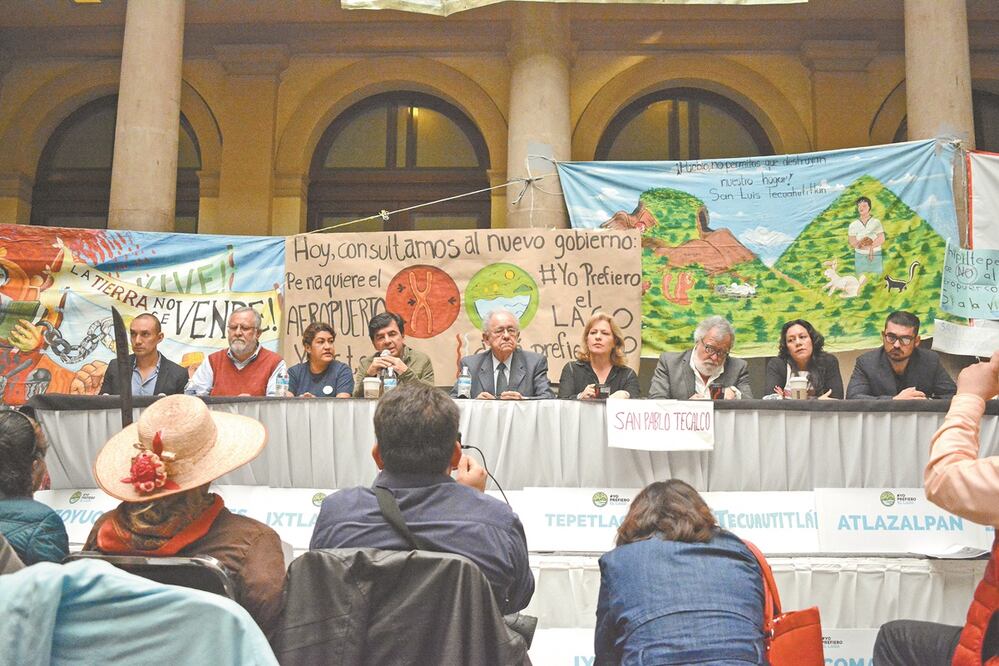 El vocero del entonces presidente electo secundado por varios secretario s, al reunirse con el FPDT en octubre de 2018. Foto: PRESIDENCIA DE LA REPÚBLICA