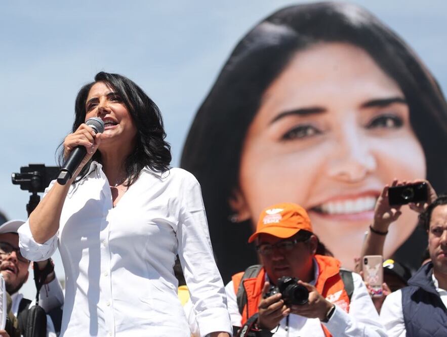 Alejandra Barrales Magdaleno, candidata a la Jefatura de Gobierno, durante su cierra de campaña en el Ángel de la Independencia (Foto: Arirl Ojeda / EL UNIVERSAL)