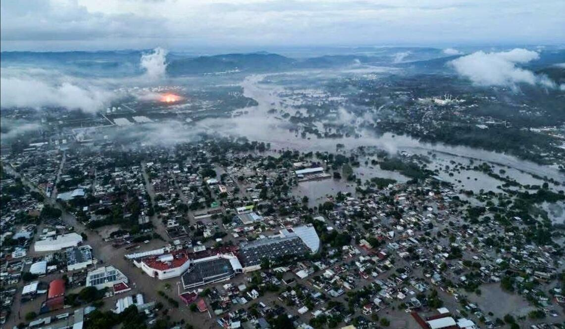 La ciudad de Poza Rica registra graves inundaciones, tras el desbordamiento del río Cazones, en Veracruz, por las intensas lluvias que han afectado diversos estados de México, el viernes 10 de octubre de 2025. Foto: Cuartoscuro.com