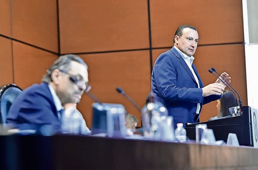 El titular de Pemex, Octavio Ramírez Oropeza, apodado el Director Trampitas por el legislador del PAN, Paulo Gonzalo Martínez López, calificó al representante albiazul de Diputado Tontín al chocar verbalmente en San Lázaro durante la glosa del 5 Informe. Foto: Especial