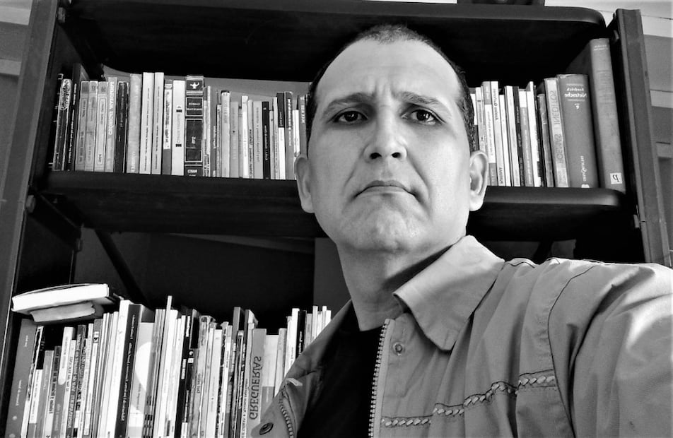 Franklin Fernández, ensayista y aforista venezolano, ha construido una obra dedicada a explorar el aforismo como forma de pensamiento y de riesgo: una escritura que no se limita a condensar ideas, sino que busca abrirlas, tensarlas y llevarlas al límite entre la intuición poética y la reflexión crítica. Crédito: Especial