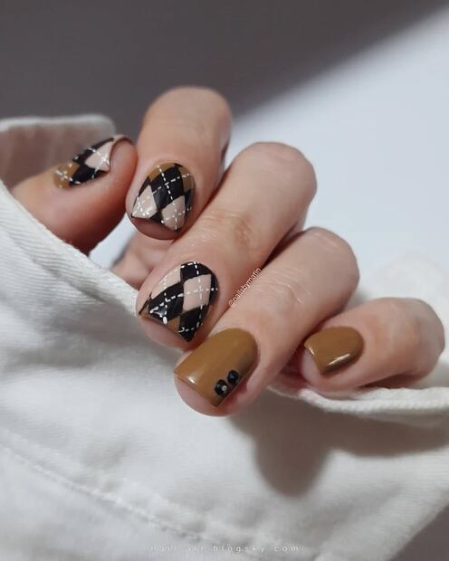 Diseño argyle en paleta neutra de café, beige y negro. Foto: Instagram @nailsbymatin